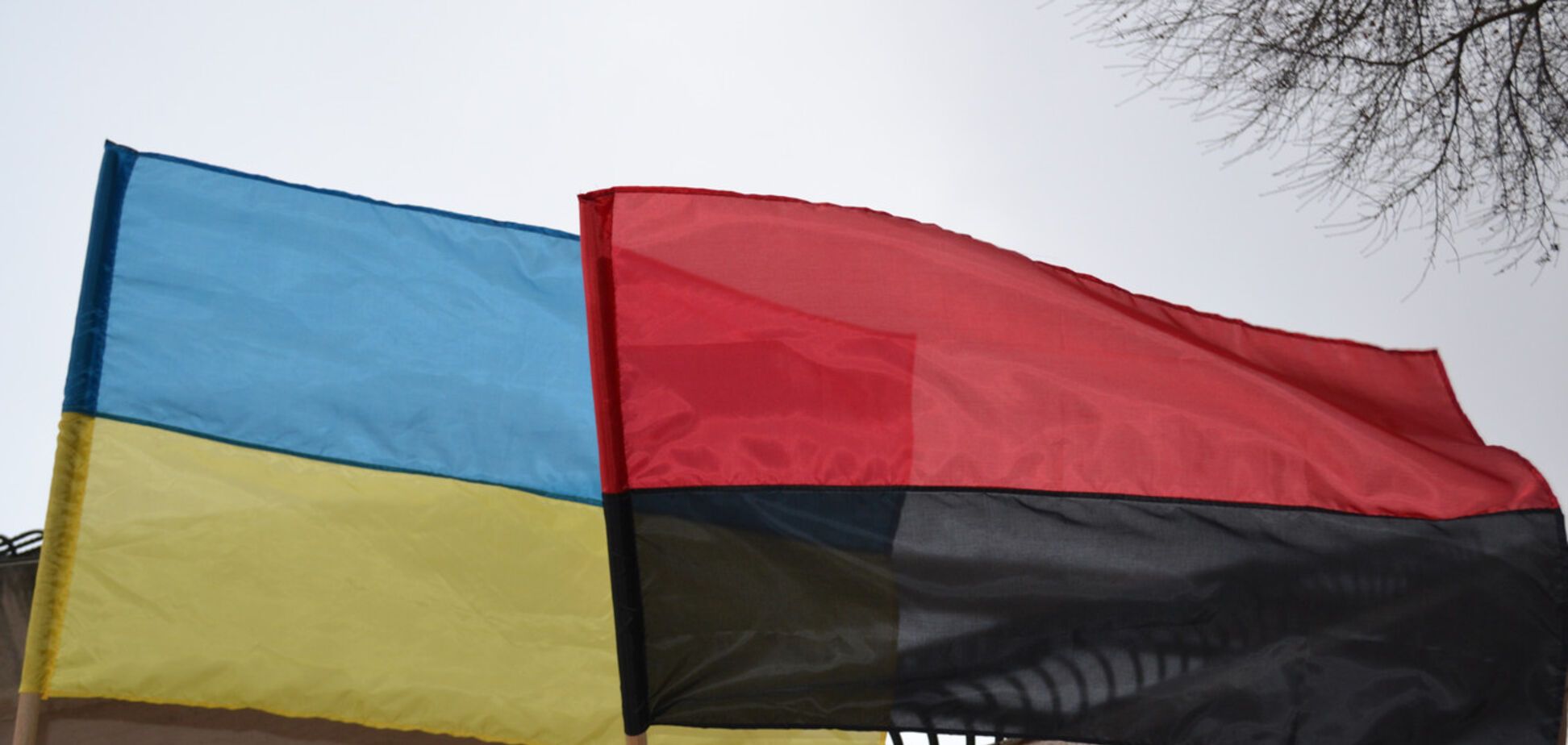 Под носом у 'МГБ': в центре Донецка вывесили флаг Украины