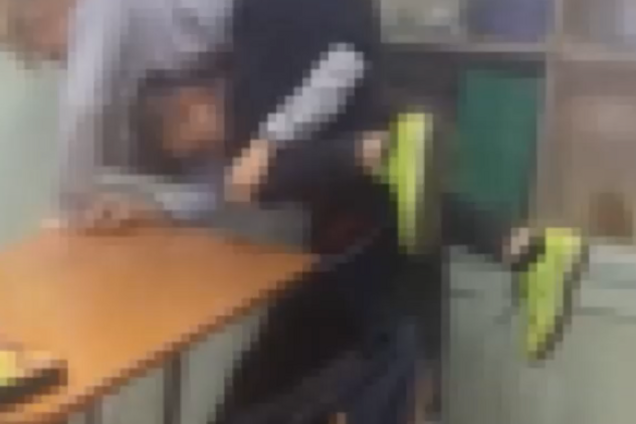 'Ізгой і х*хол': в Росії школяра жорстко побили ногами за українське коріння. Відеофакт