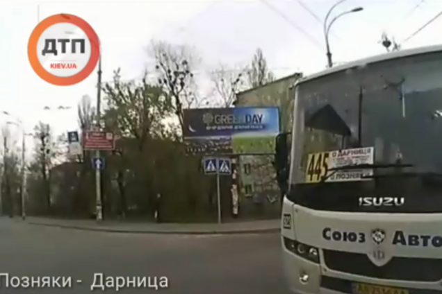 Мчав на червоне світло: в Києві покарали лихого водія маршрутки