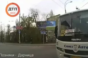Мчался на красный свет: в Киеве наказали лихого водителя маршрутки