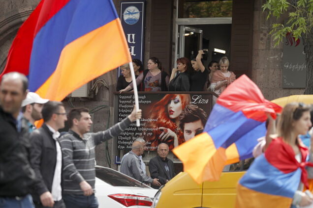 'Вы против воли царя-Путина?' В протестах Армении увидели показательный момент