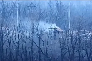 Дым столбом: украинские бойцы показали уничтожение позиции террористов