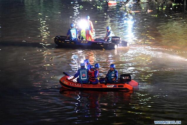 В Китае столкнулись 'драконовые лодки'
