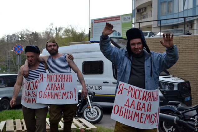 'Давай обіймемося': в Одесі до генконсульства РФ прийшли бездомні