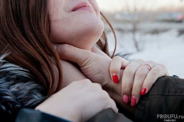 Душили двоє: в Києві на вокзалі напали на жінку