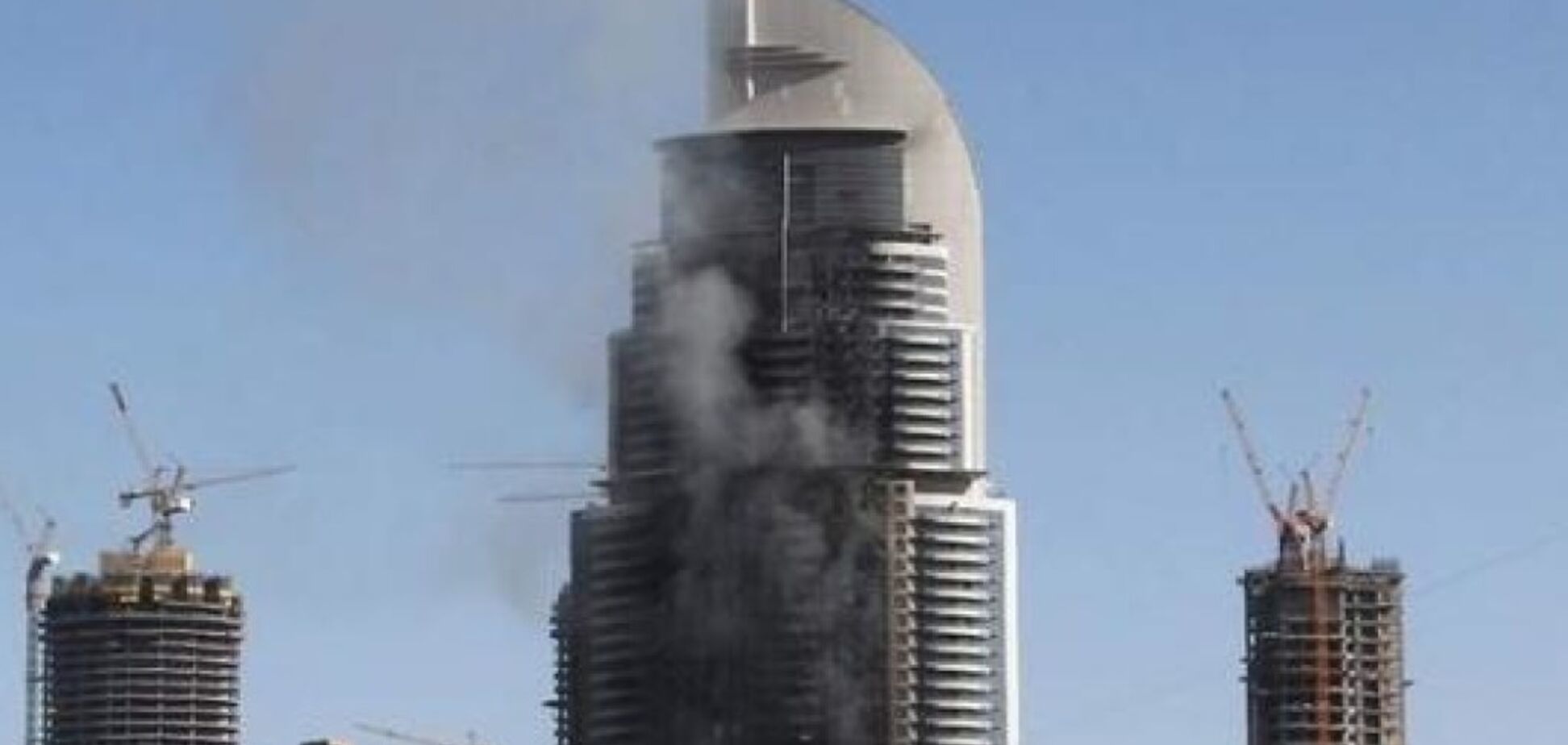 В ОАЭ загорелся 360-метровый небоскреб: появилось видео