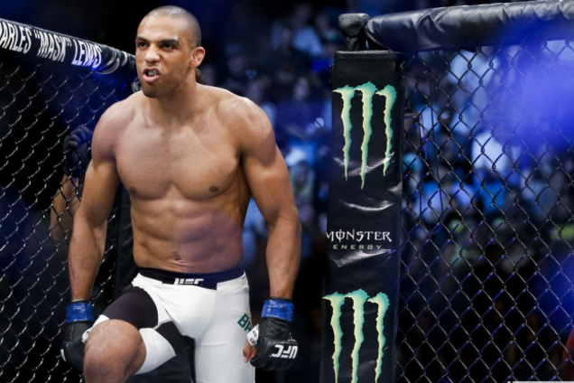 Боец провел мощнейший удар с 'вертушки', заставив соперника 'танцевать цыпленком'