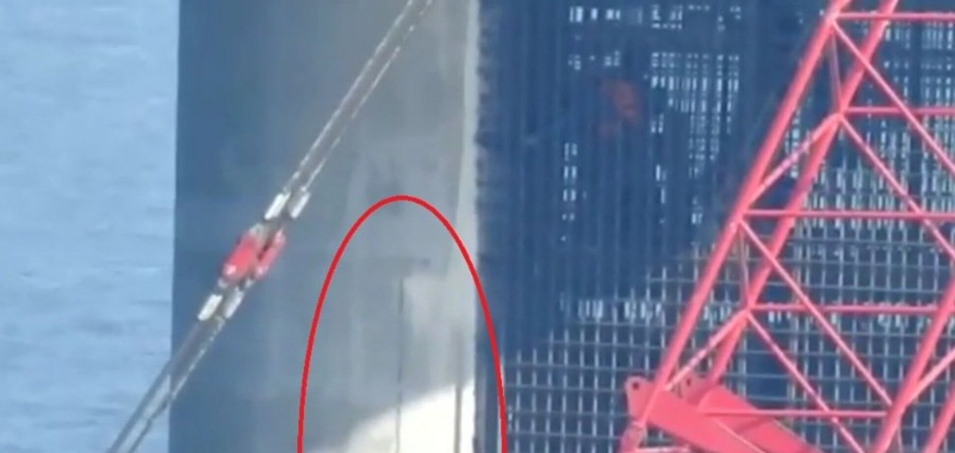 Крымский мост не выдержал нагрузки и треснул: фотофакт