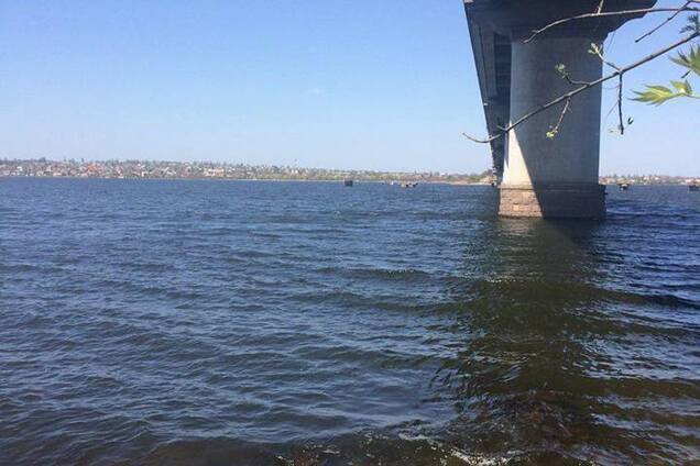 В Николаеве полицейские спасли девушку, которая прыгнула с моста