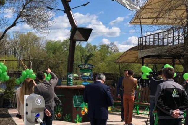 В Киеве появилось смарт-дерево с Wi-Fi и зарядкой для гироскутера