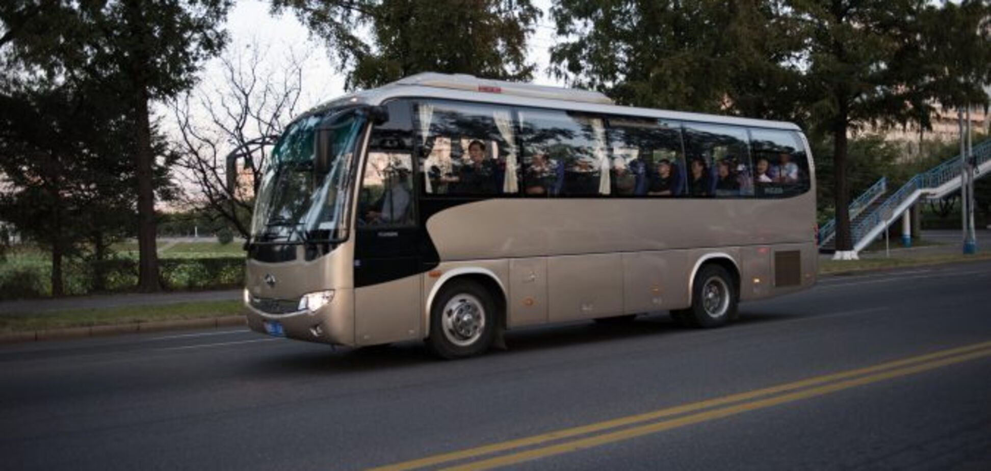 В КНДР автобус с туристами рухнул с моста: погибли 36 человек