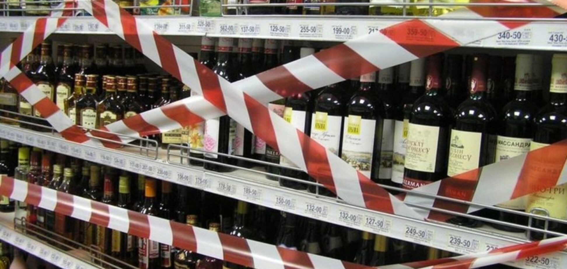Порошенко підписав закон, що обмежує продаж алкоголю