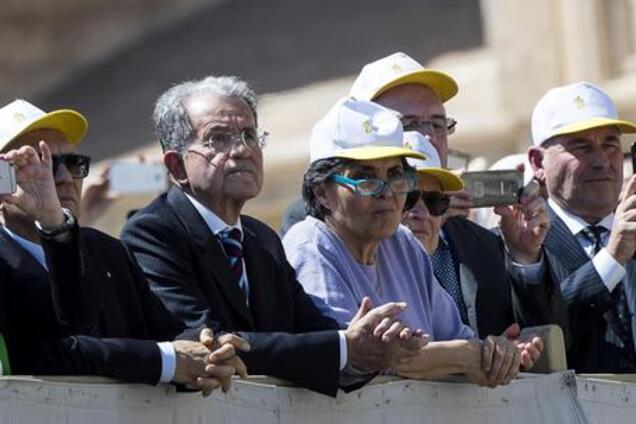 Романо Проди с женой (в центре)