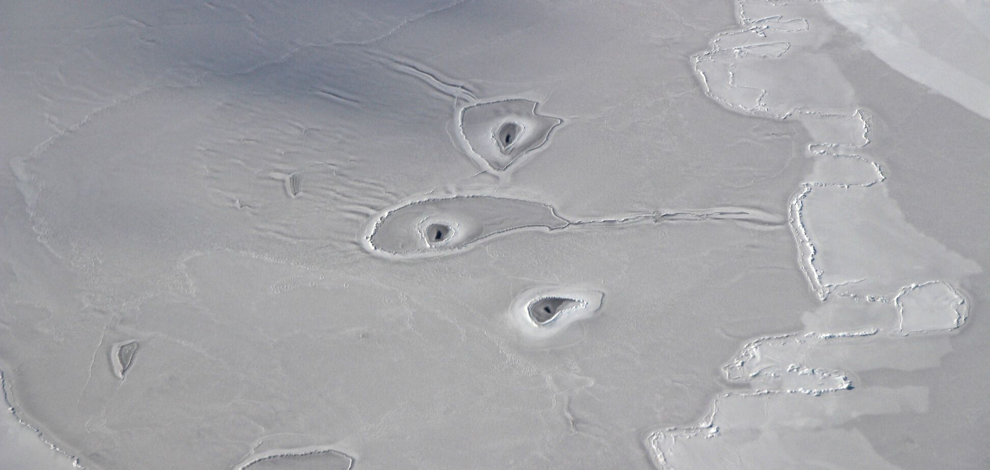 Ученые в растерянности: в Арктике обнаружили аномальные дыры во льду 