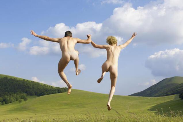 Запорожець пробігся голим по трасі: відео