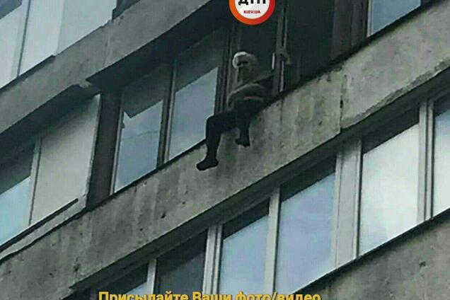 'Звісила ноги вниз і сидить': в Києві жінка погрожувала зістрибнути з багатоповерхівки