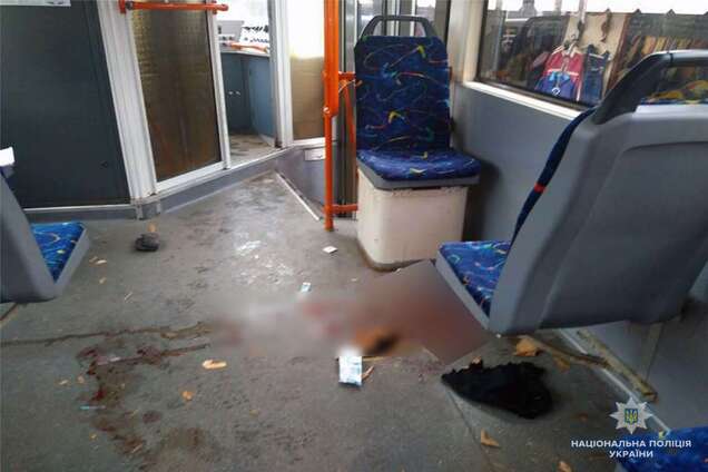 Ледь не вбило: в Києві у трамвая на ходу відвалилася деталь