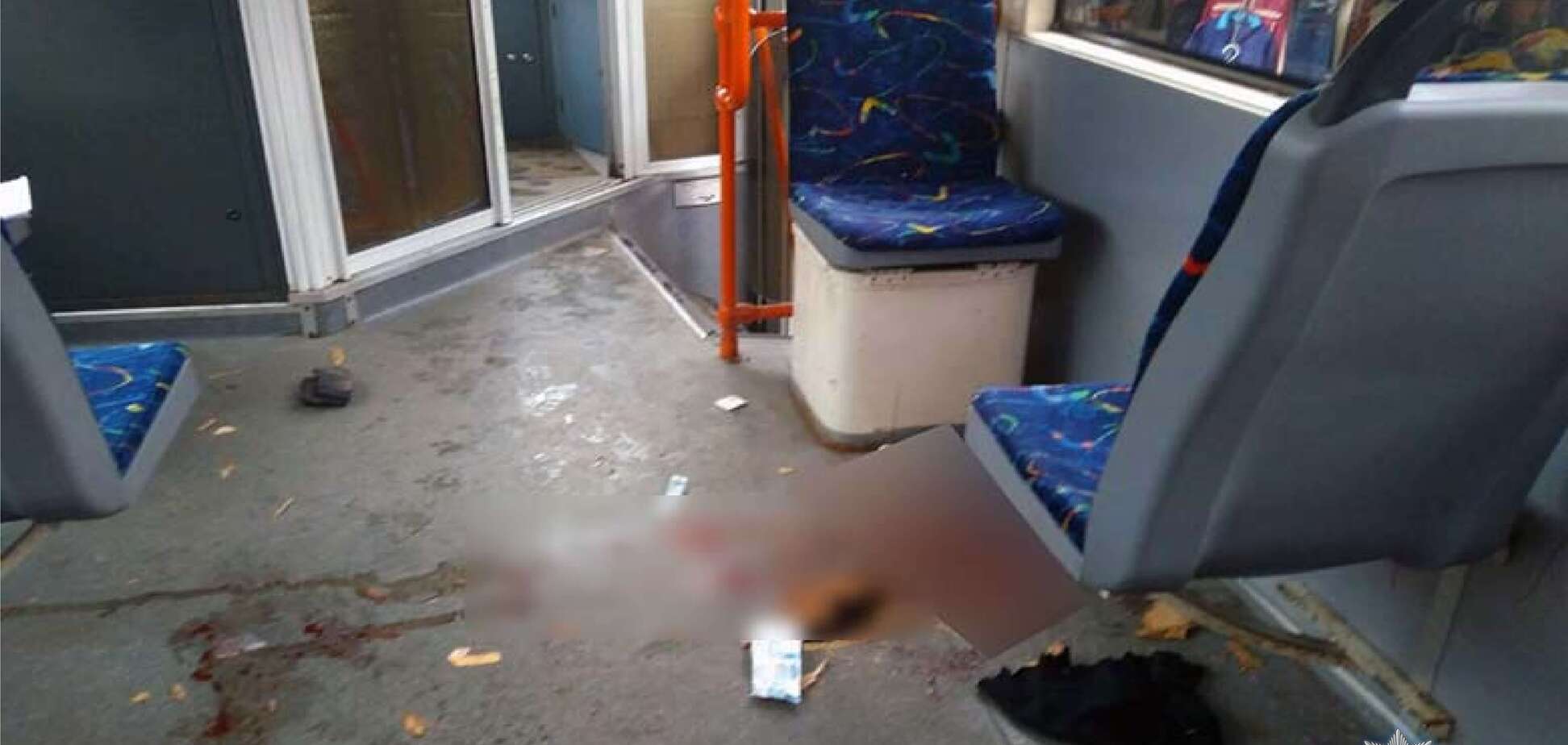 Ледь не вбило: в Києві у трамвая на ходу відвалилася деталь