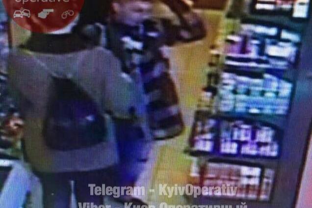 Крадет у детей: в Киеве в известном супермаркете воровка попала на камеры