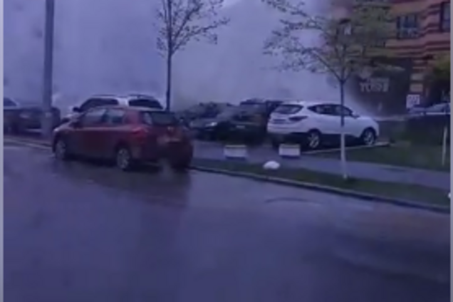 Разбрасывало асфальт, тонули авто: в Киеве прорвало трубу