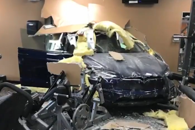 "Жала по тормозам": во Флориде неуправляемый Tesla влетел в спортзал