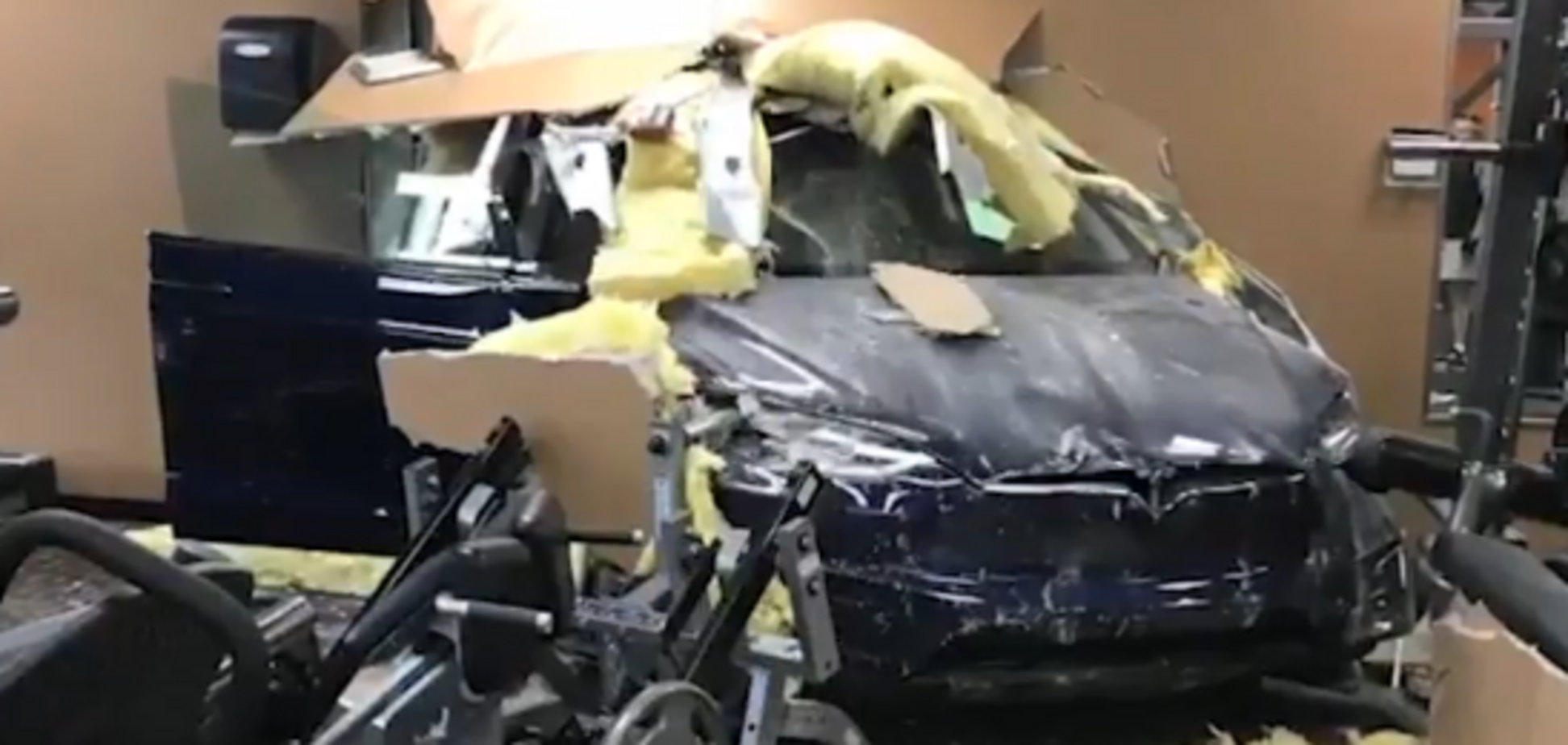 'Жала по тормозам': во Флориде неуправляемый Tesla влетел в спортзал