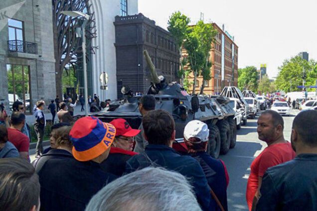 У Вірменії протестувальники вийшли на вулиці, військові стягнули техніку: пряма трансляція