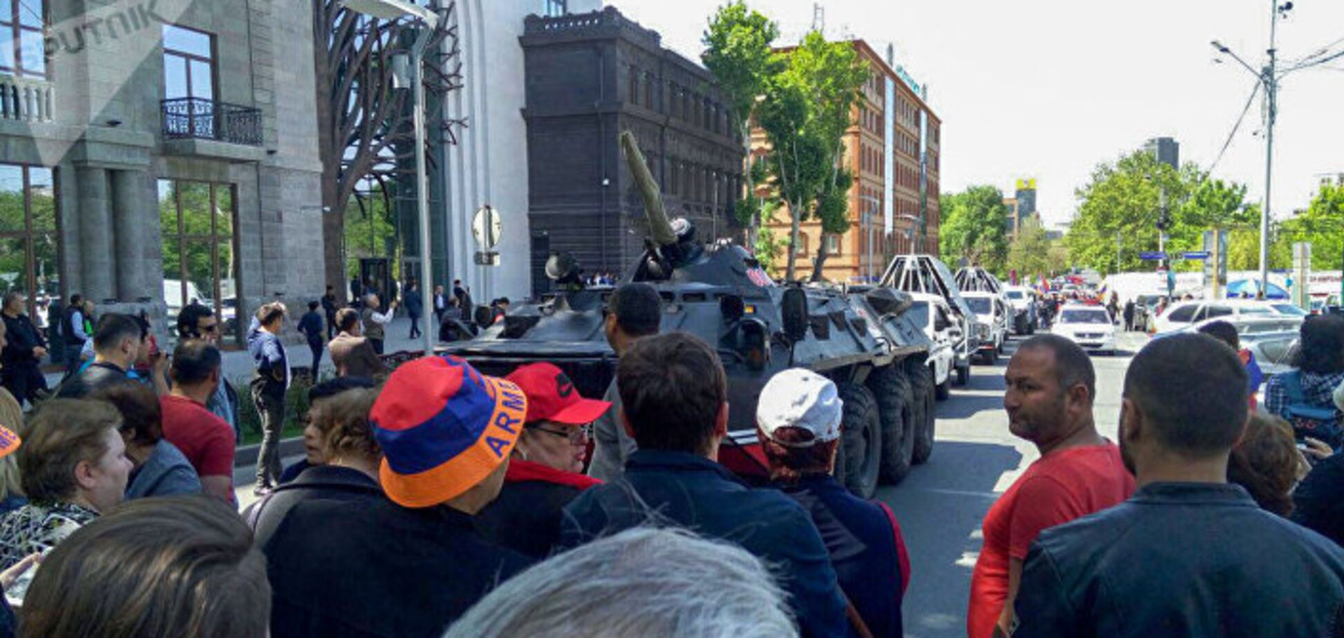 У Вірменії протестувальники вийшли на вулиці, військові стягнули техніку: пряма трансляція