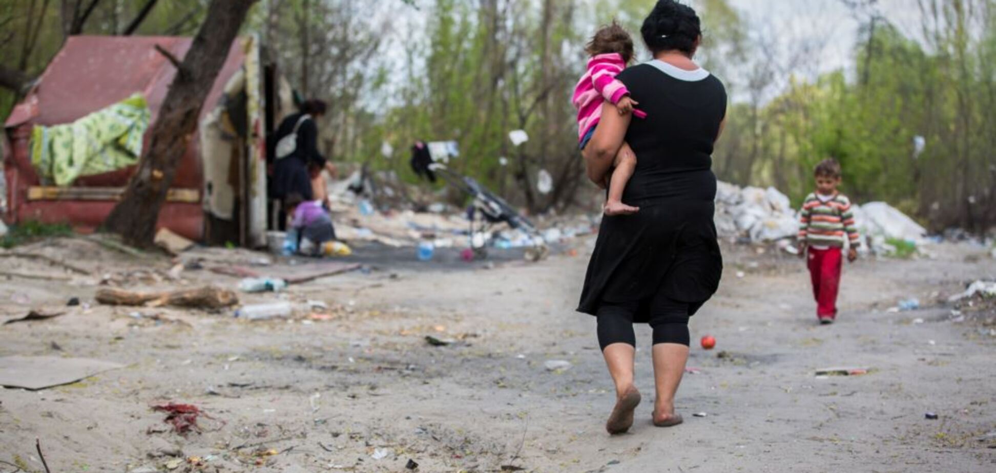 'Развалят бульдозером': ромы Киева заявили об угрозах от людей в форме