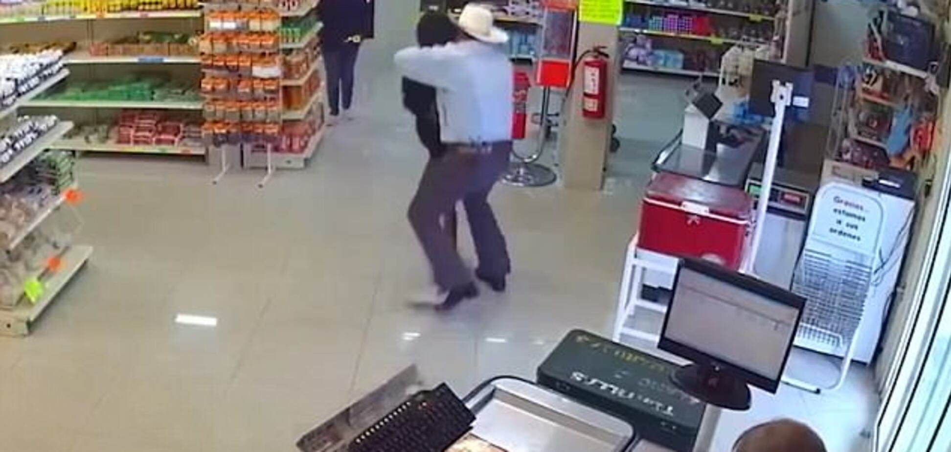Герой-ковбой: мужчина голыми руками задержал опасного грабителя. Видео