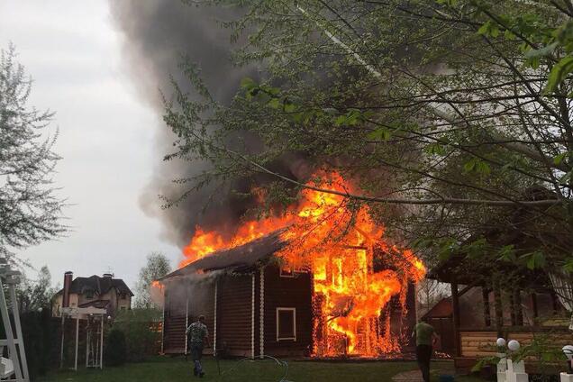 Под Киевом загорелся ресторанный комплекс: подробности