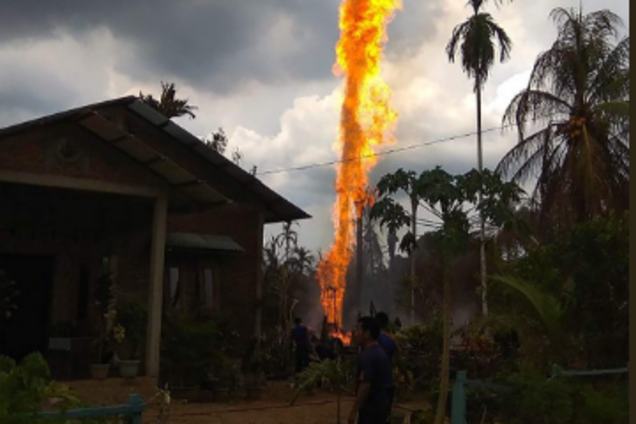 В Индонезии вспыхнула нефтяная скважина