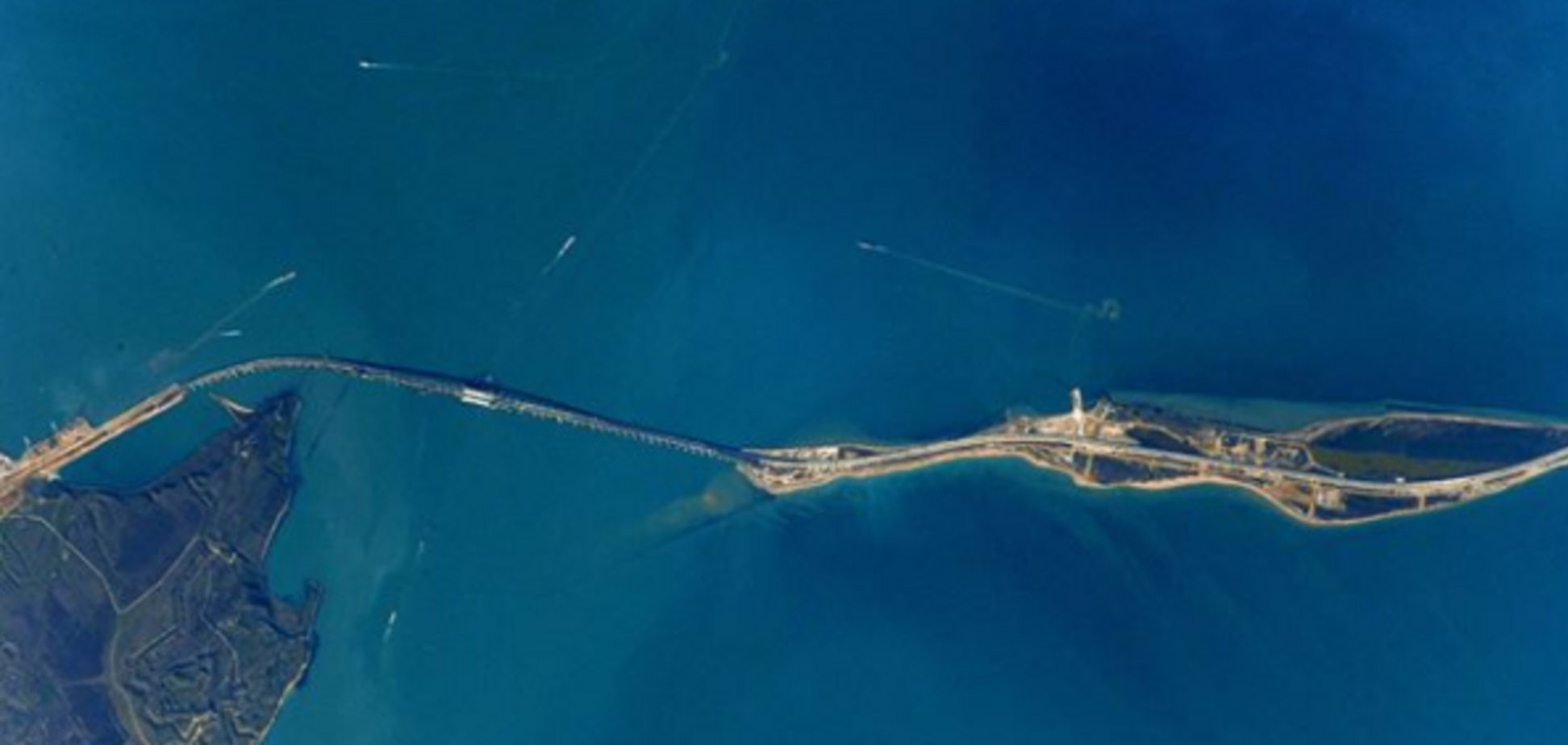 Крымский мост показали из космоса: появились фото
