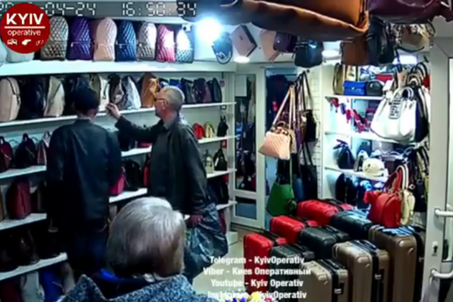 В центре Киева мужчины устроили налет на женский магазин: фото преступников