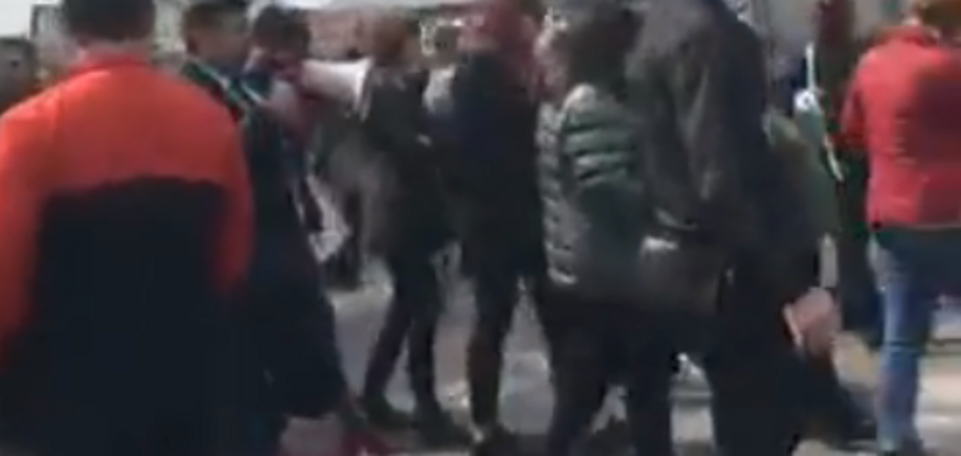 'Сессию!' Под Киевом разъяренные жители перекрыли трассу и выдвинули условие