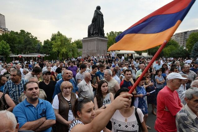 'Відомий зв'язками з Москвою': в Вірменії побачили, як РФ 'мочить' лідера протестів