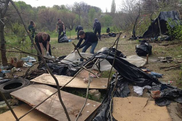 Що залишилося від табору ромів після погрому в Києві: опубліковані фото