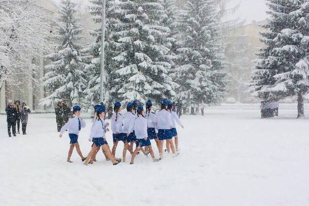 Российская 'офицерская честь' и раздетые дети на снегу