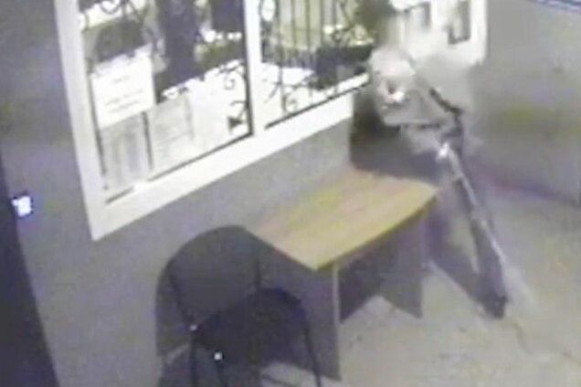 'Бился головой о стекло': в Николаеве подросток втянул в скандал патрульных