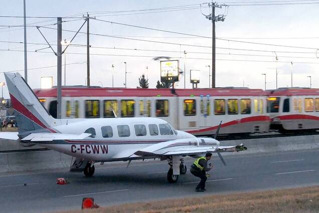 В Канаде самолет приземлился прямо на шоссе