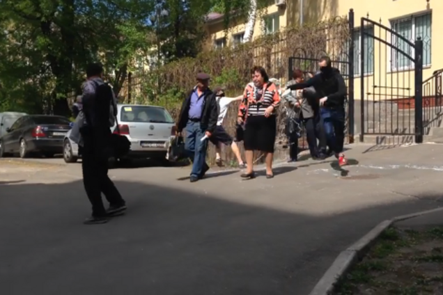 'Слава нации!' В Киеве националисты напали на Витренко