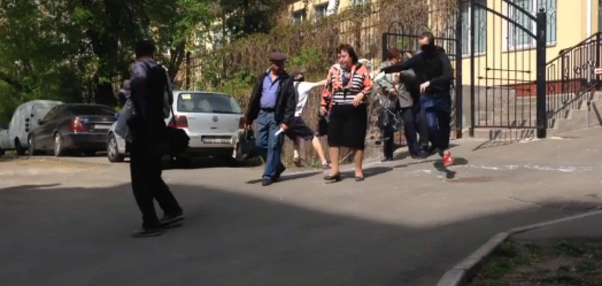'Слава нации!' В Киеве националисты напали на Витренко