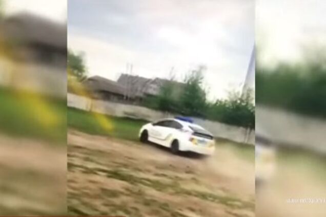 В Черновцах полицейские на авто показали дрифт на школьной площадке