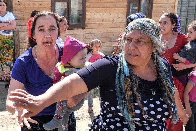 Окружили с ножом: киевлянка шокировала рассказом о нападении ромов