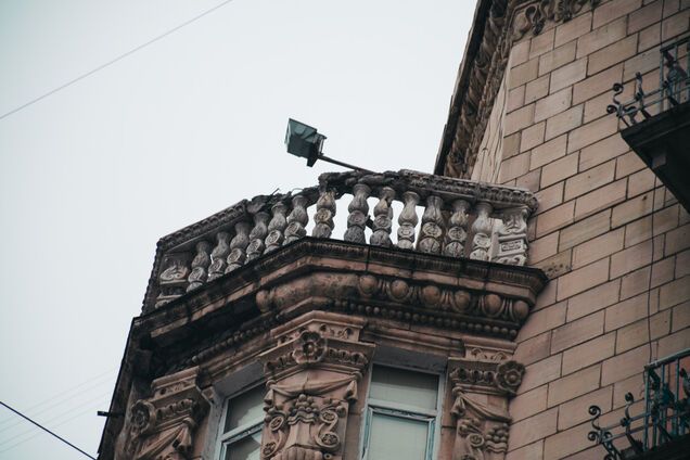 З фасаду летить ліпнина: в Києві почав руйнуватися пам'ятник архітектури