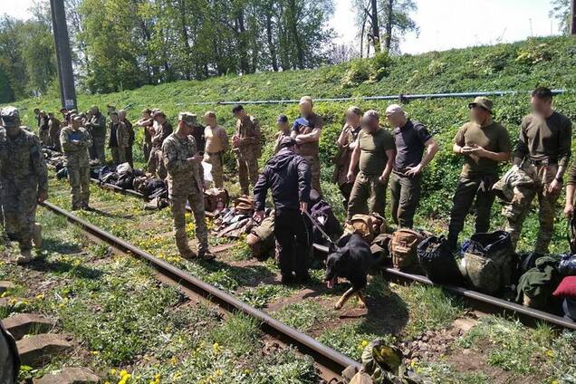 'Это позор!' АТОшникам устроили жесткий 'шмон' с собаками
