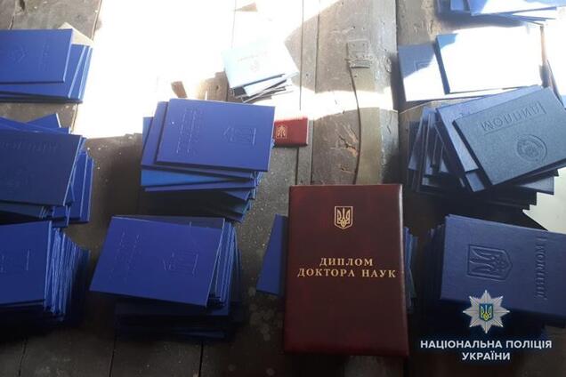 Паспорти, дипломи та права: в Києві накрили масштабну аферу