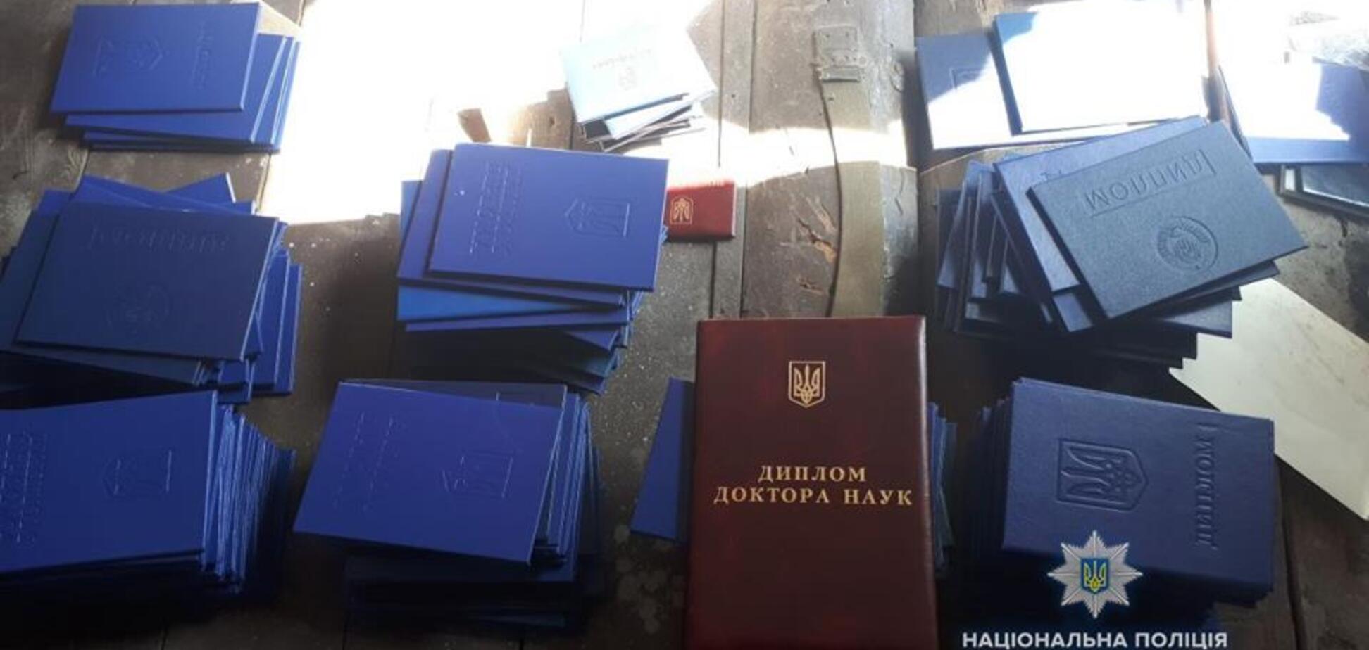 Паспорта, дипломы и права: в Киеве накрыли масштабную аферу