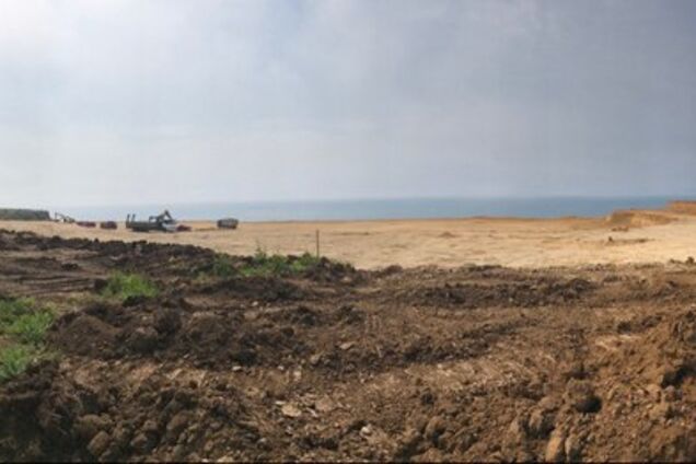 Вбили: на фото показали, на що окупанти перетворили відомий кримський пляж