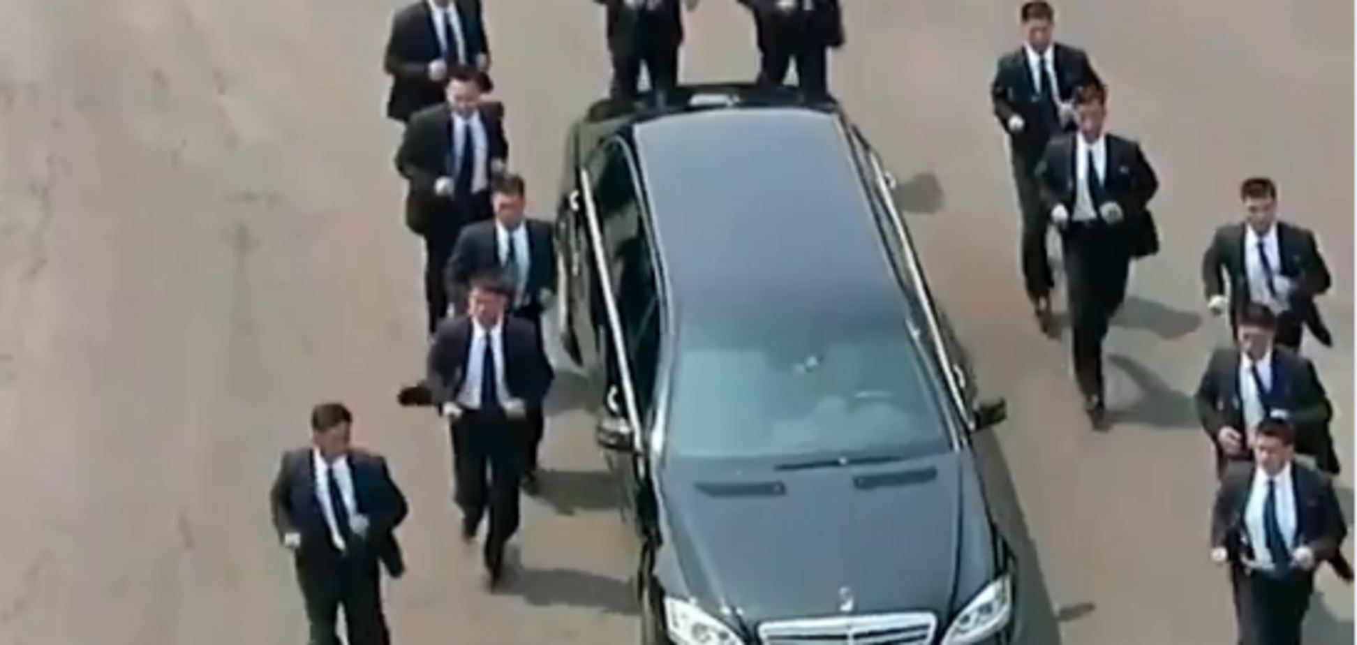 12 охоронців бігли поряд: з'явилося курйозне відео з кортежем Кім Чен Ина